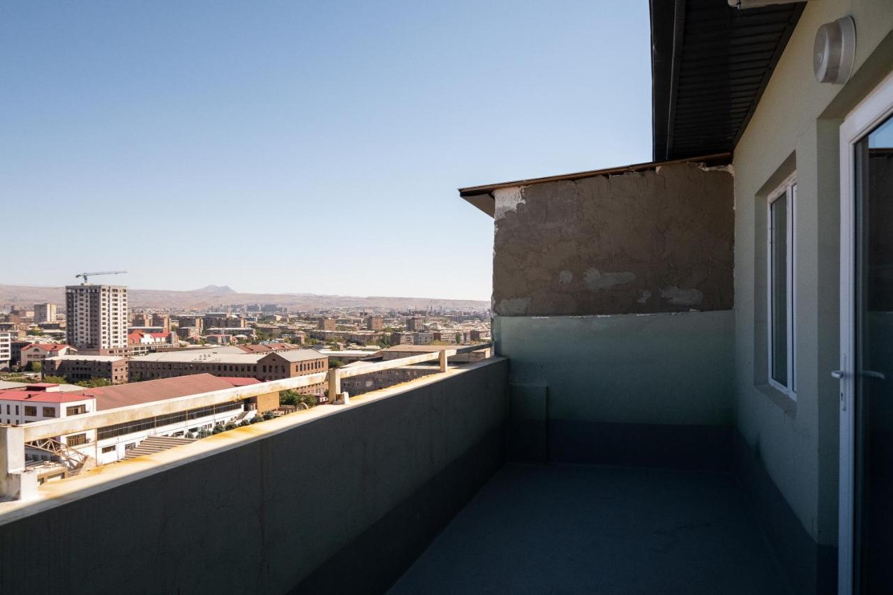 Bright Apartment On 13Th Floor Yerevan Bagian luar foto